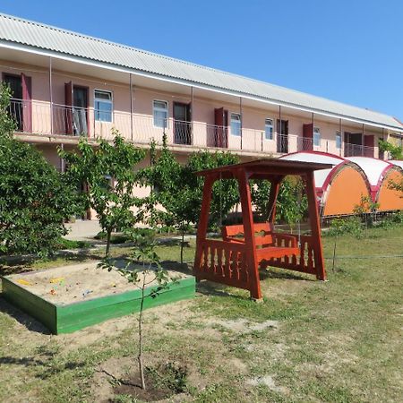 Monte Karlo Hotel Zaliznyi Port Buitenkant foto