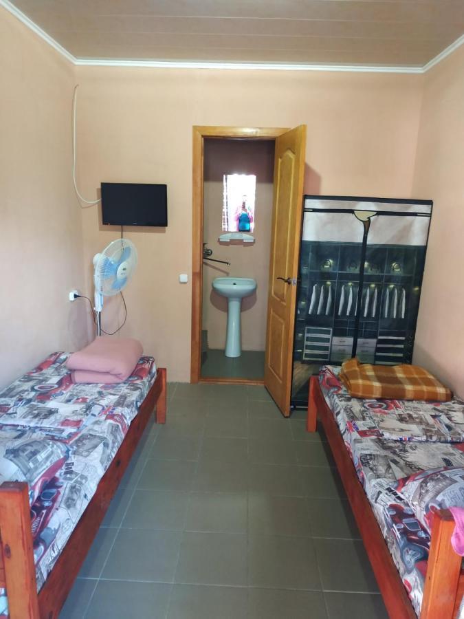 Monte Karlo Hotel Zaliznyi Port Buitenkant foto