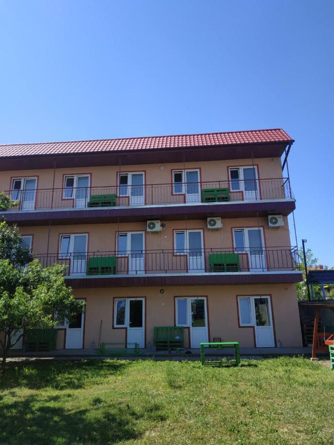 Monte Karlo Hotel Zaliznyi Port Buitenkant foto