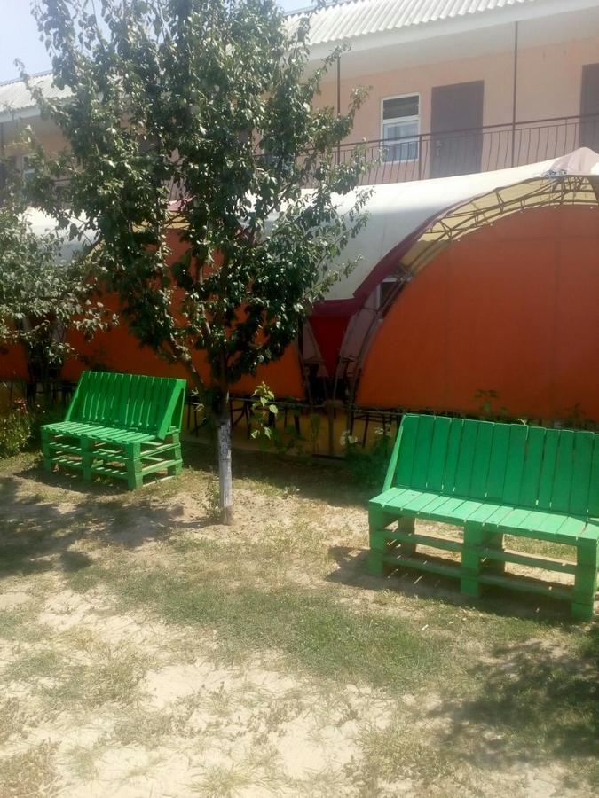 Monte Karlo Hotel Zaliznyi Port Buitenkant foto