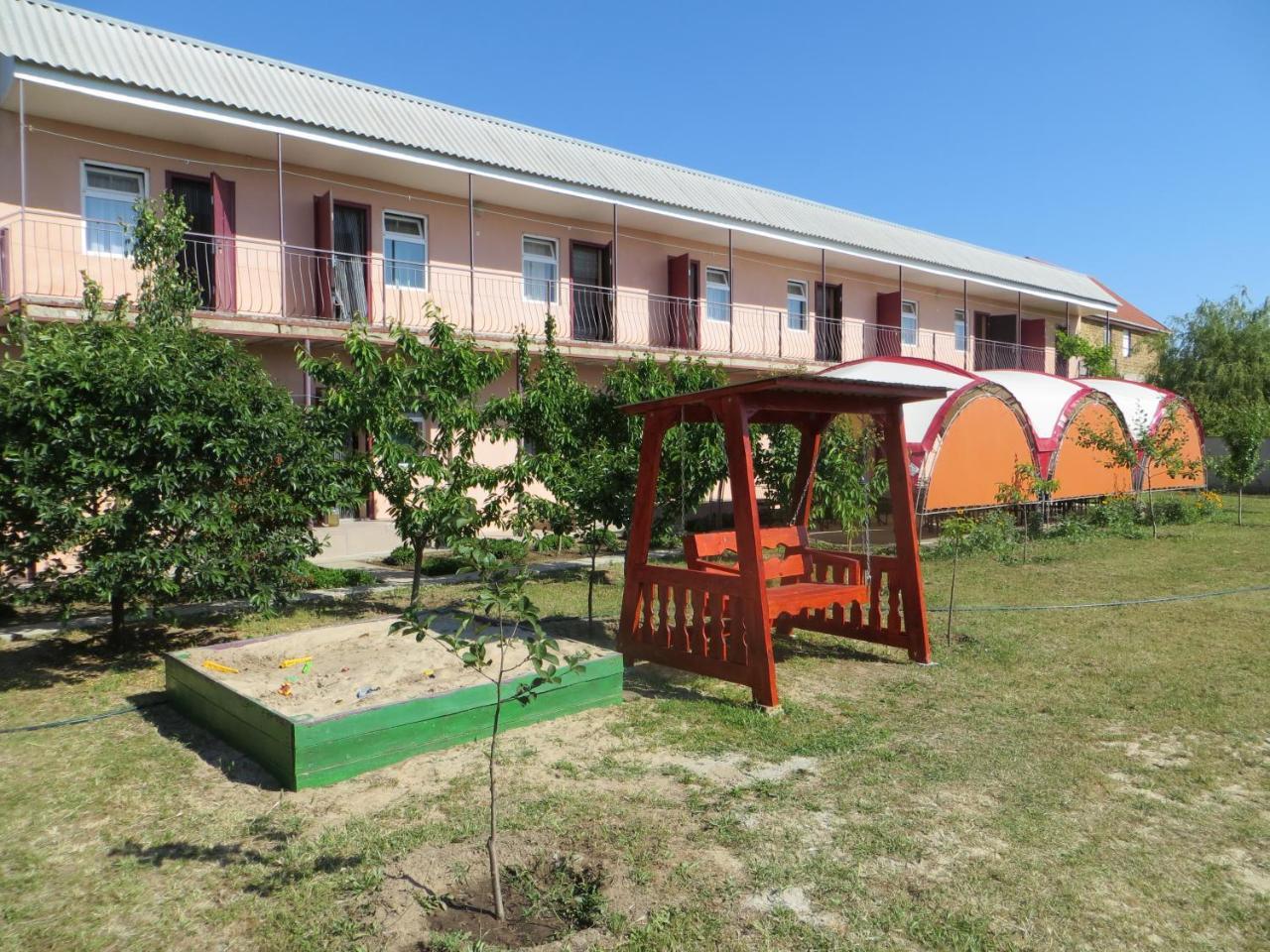 Monte Karlo Hotel Zaliznyi Port Buitenkant foto