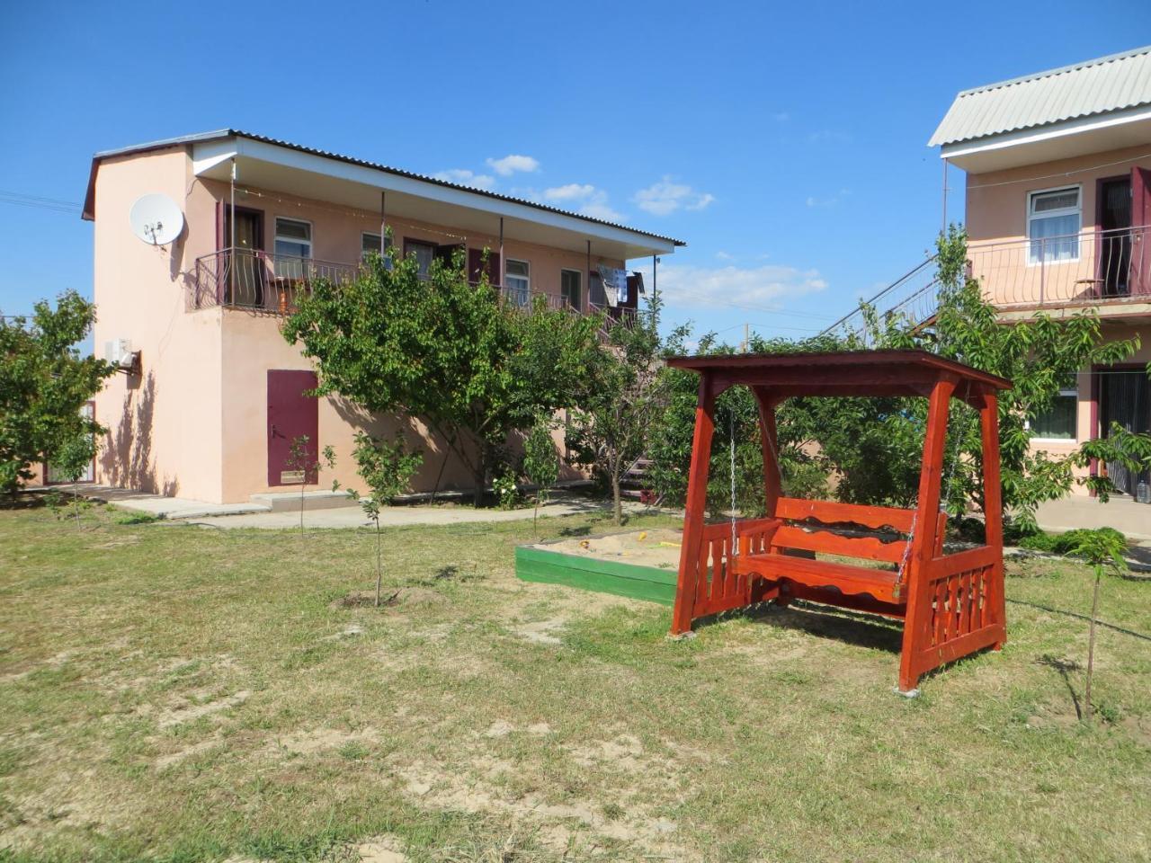 Monte Karlo Hotel Zaliznyi Port Buitenkant foto