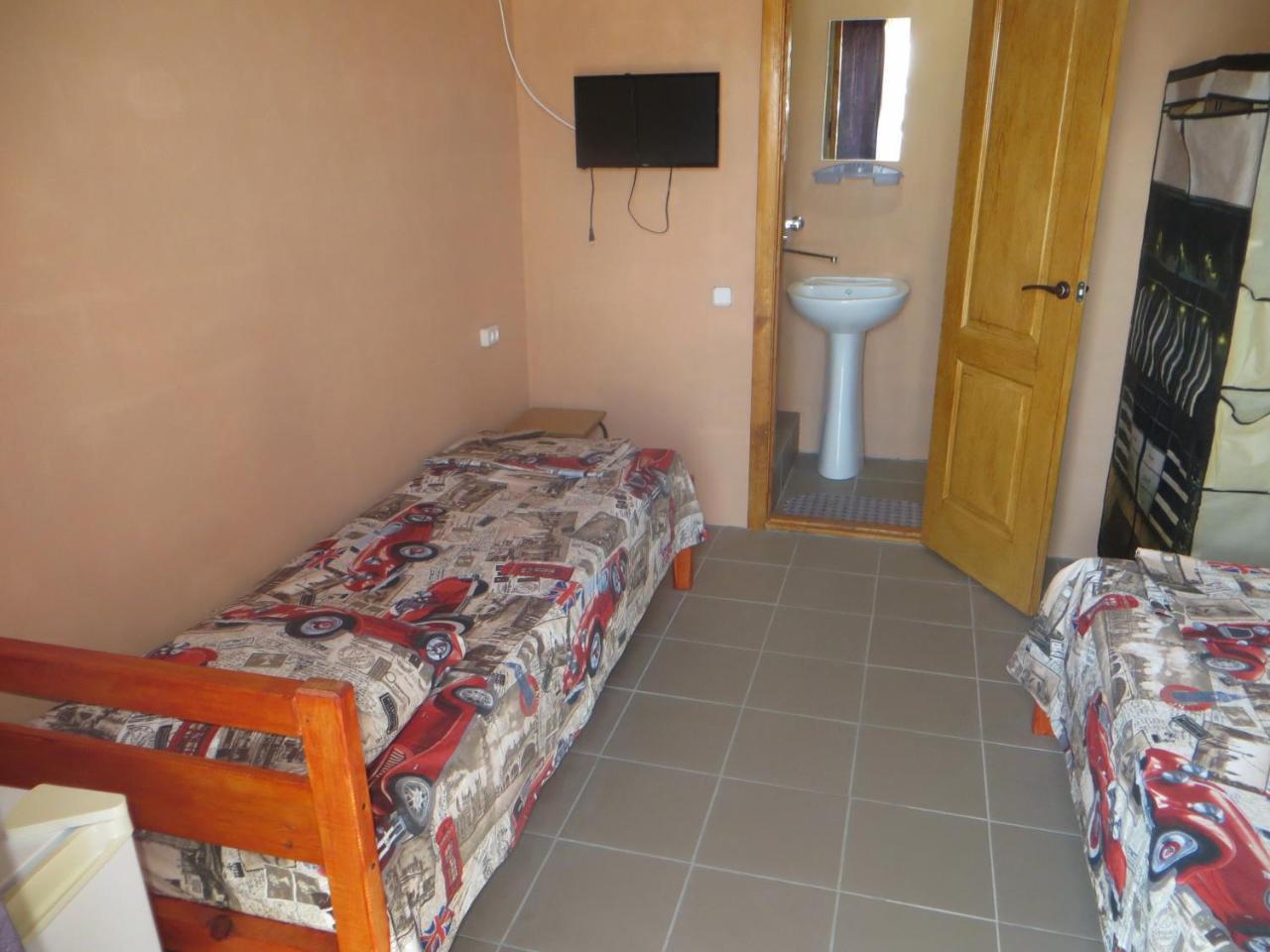 Monte Karlo Hotel Zaliznyi Port Buitenkant foto
