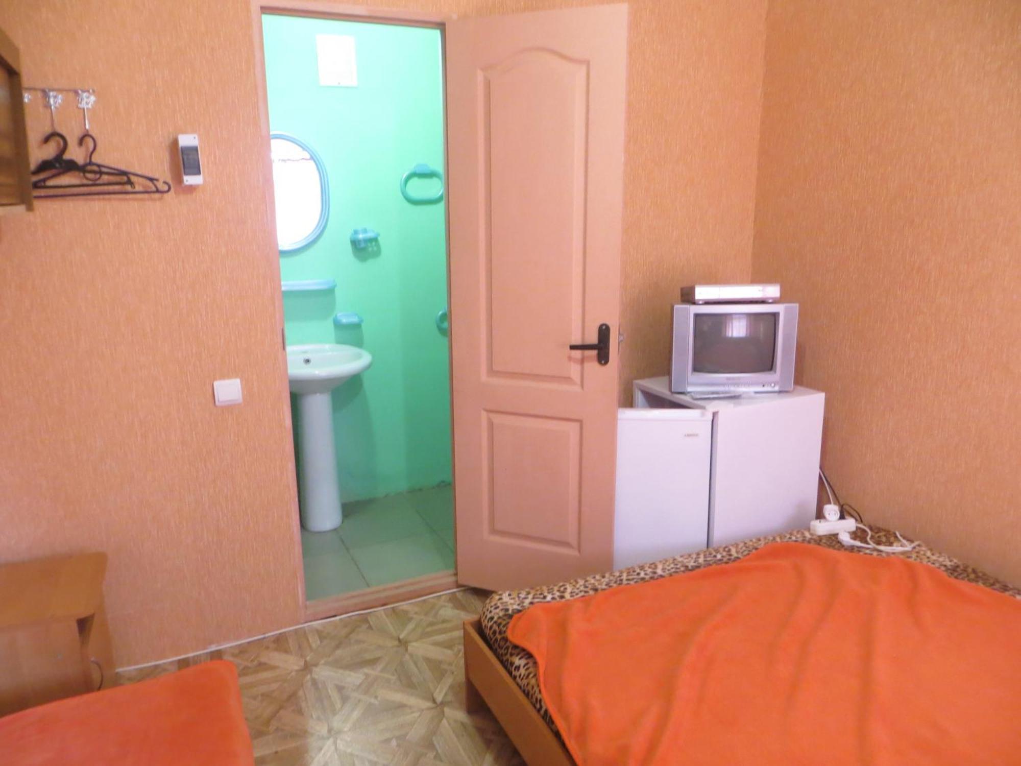 Monte Karlo Hotel Zaliznyi Port Buitenkant foto