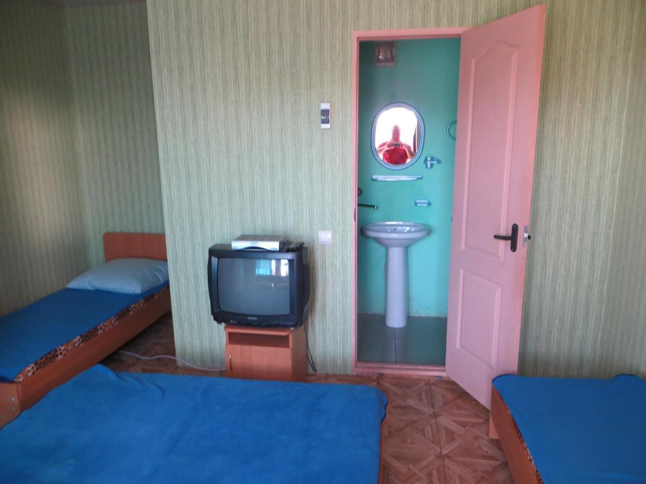 Monte Karlo Hotel Zaliznyi Port Buitenkant foto